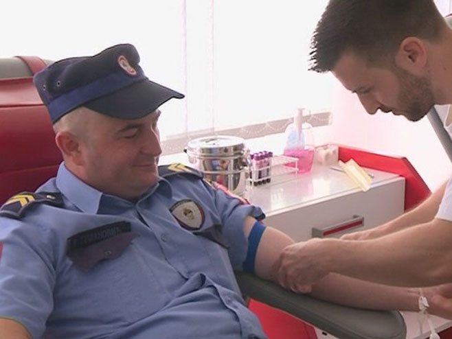 Полицајци дарују крв - Фото: РТРС