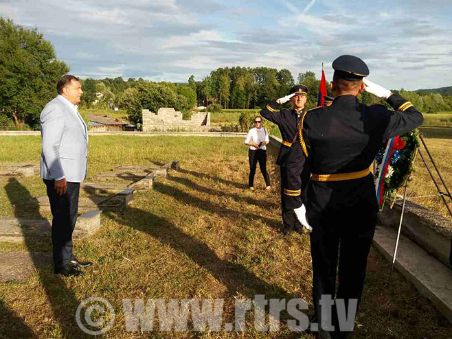 Додик полаже вијенце на партизанском гробљу - Фото: РТРС