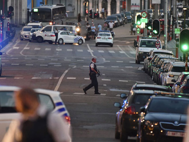 Брисел - полиција пуцала у возило са експлозивом (фото: AP/Geert Vanden Wijngaert) - 