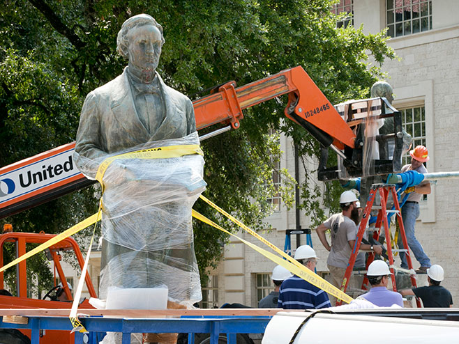 Уклањање статуа конфедерације из парка Универзитета у Остину (Фото: AY JANNER / AMERICAN-STATESMAN) - 