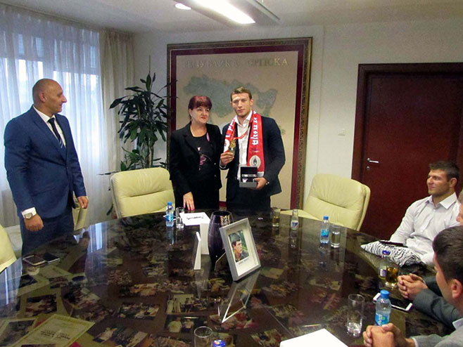 Министар Јасмина Давидовић са свјетским прваком у џудоу Немањом Мајдовом - Фото: СРНА