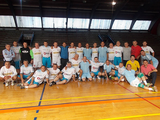 Фудбалски ветерани из Котор Вароша освојили су друго мјесто на "Турниру пријатељства" у Апатину - Фото: СРНА