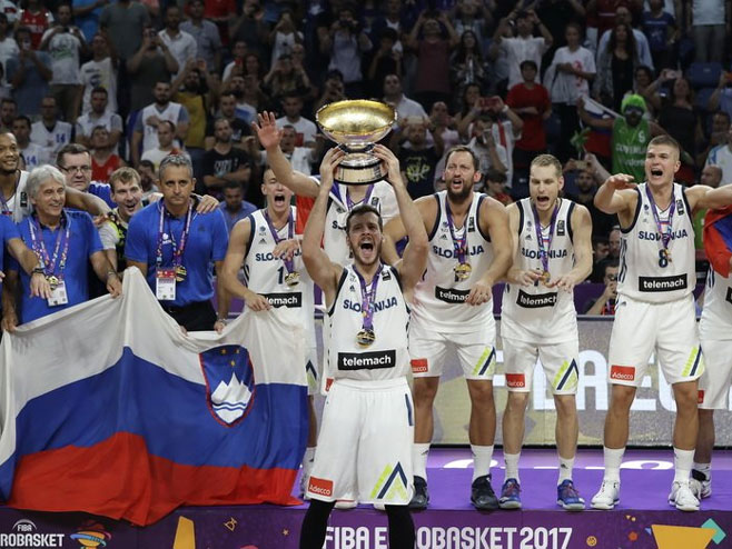 Горан Драгић са екипом Словеније - Фото: AP