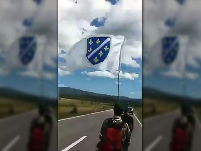 Бошњачка омладина, уз ратне заставе, слави "Дан ослобођења Петровца" - Фото: Screenshot/YouTube