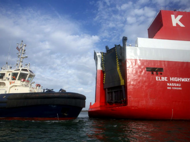 Активисти "Гринписа" заузели брод са "фолксвагенима" (Фото: Greenpeace) - 