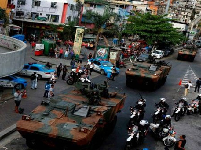 Војска на улицама Рија (фото: www.telesurtv.net) - 
