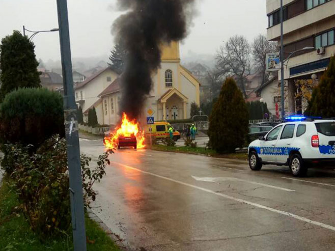 У Добоју изгорио аутомобил - Фото: nezavisne novine