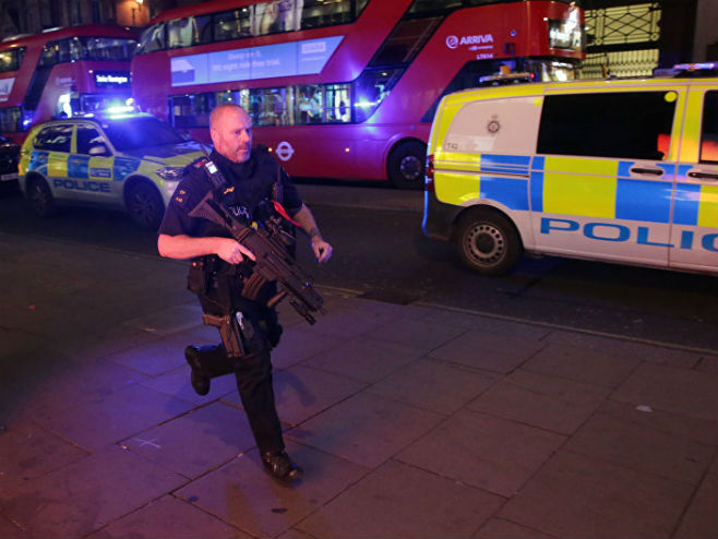Полиција на станици метроа у Лондону (Фото: AP Photo/ DANIEL LEAL-OLIVAS) - 
