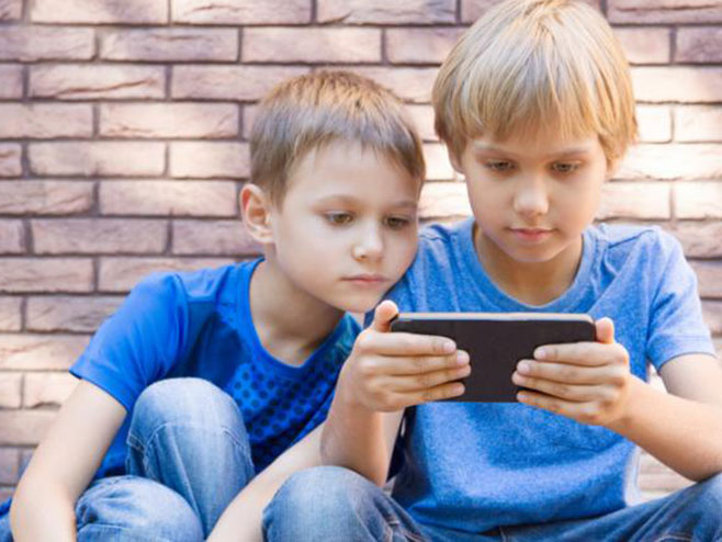 Како употреба паметних телефона утиче на гојазност деце? - Фото: илустрација