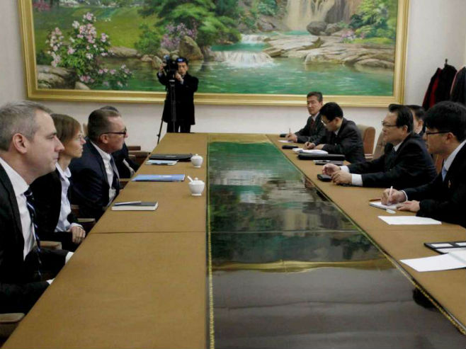 Џефри Фелтман (трећи лијево) у разговору са Пак Мјонг Гуком (други десно) (Фото: Kim Kwang Hyon, AP) - 