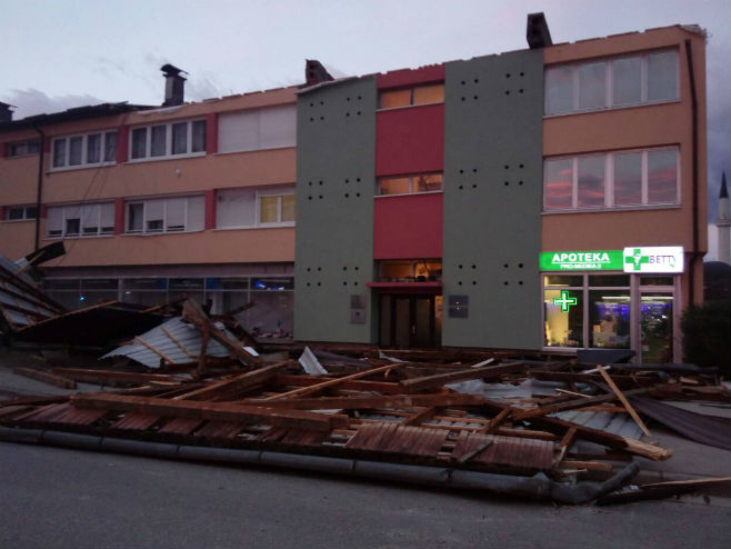 Бањалука: Вјетар однио кров зграде у Обилићеву - Фото: РТРС