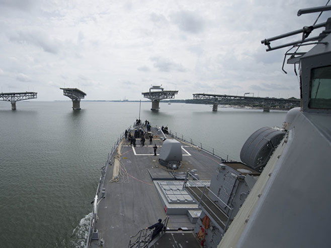 Амерички разарач Карни (Фото: CC0/U.S.Navy photo by Mass Communication Specialist 3rd Class Jonathan B. Trejo/Flickr) - 