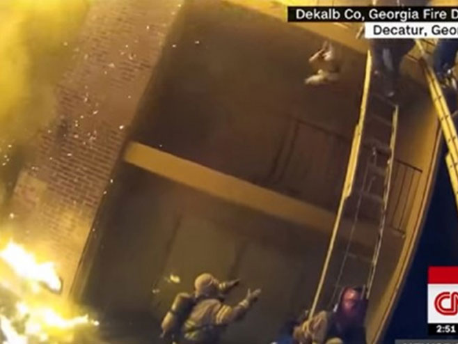 Ватрогасац из САД ухватио дијете бачено из пламена са трећег спрата - Фото: Screenshot/YouTube