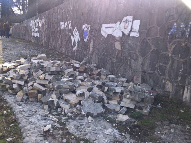Вандали поново уништавали Партизанско спомен-гробље у Мостару - Фото: klix.ba