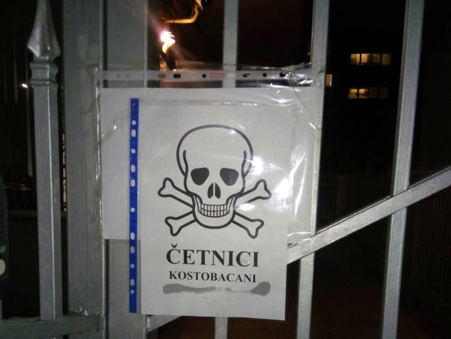 Плакат са мртвачком главом на згради Амбасаде Србије у Сарајеву - Фото: СРНА