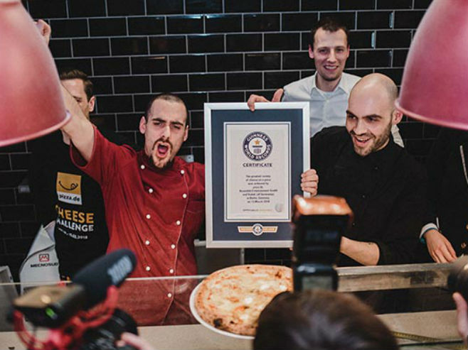Пица са 111 врста сира оборила Гинисов рекорд (Фото: guinnessworldrecords.com) - 