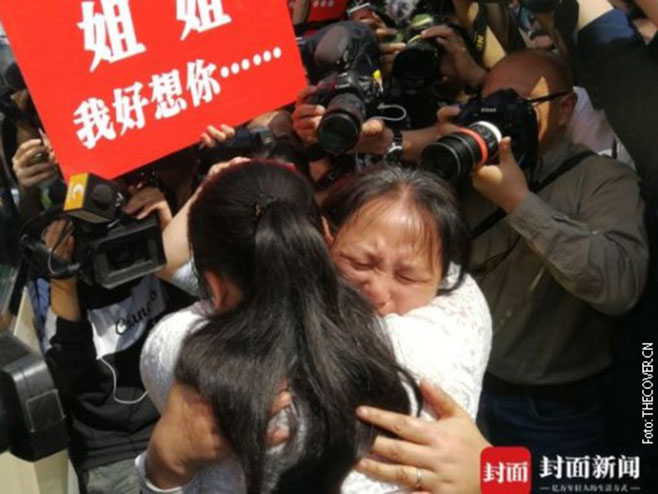 Ћифенг, односно Канг Јинг у загрљају са својом мајком - Фото: РТС