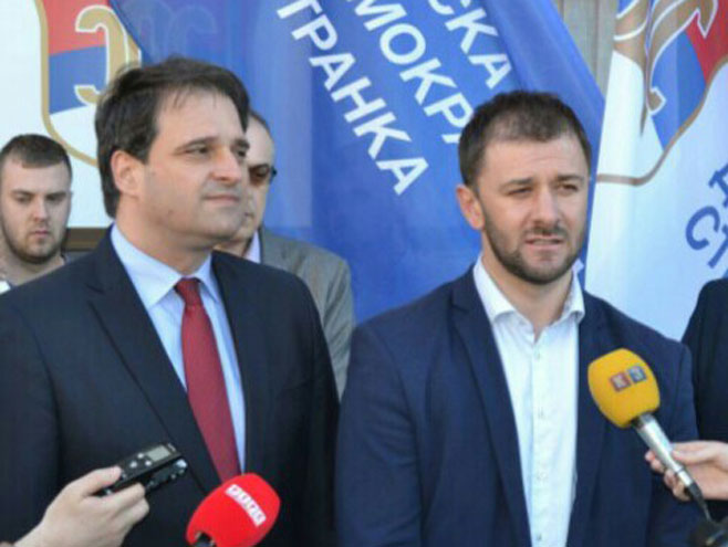 Предсједник СДС са сином Срђана Кнежевића - Фото: РТРС