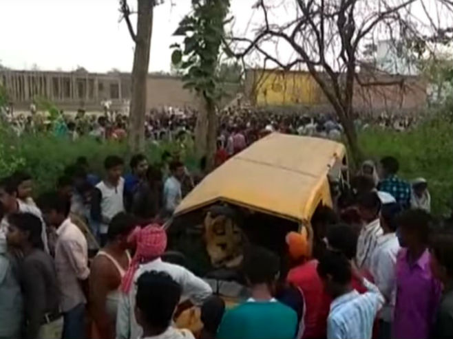 Индија: Судар школског комбија и воза - Фото: Screenshot