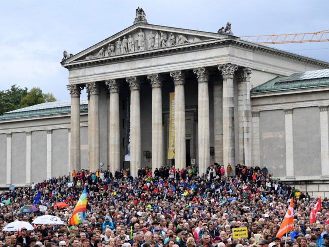 Протести на Кенигсплацу, Минхен (фото: sueddeutsche.de) - 