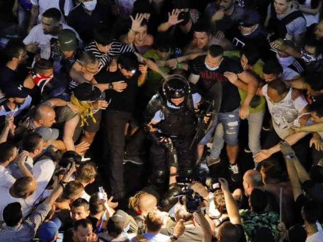 Букурешт - хаос (Фото:AP/Tanjug) - 