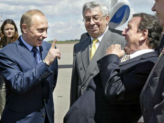 Владимир Путин и Герхард Шредер (Фото: usefulstooges.com) - 