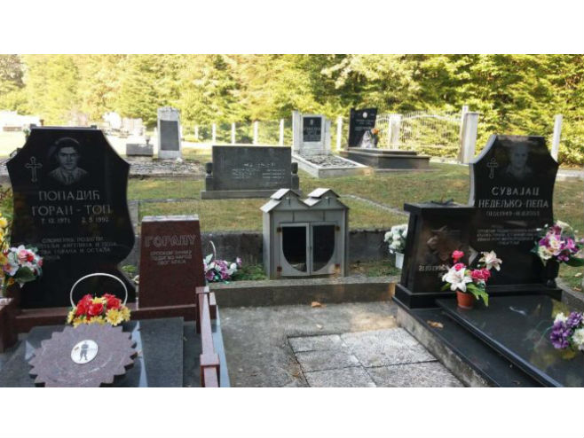 Украдене бисте са мјесног гробља у Шерег Илови (Фото: Prnjavor.info) - 