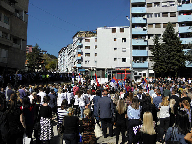 Косовска Митровица - протести - Фото: СРНА