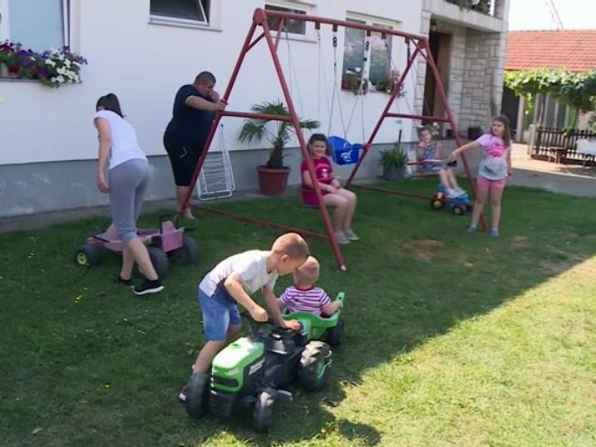 Помоћ вишечланим породицама Помоћ вишечланим породицама - Фото: РТРС