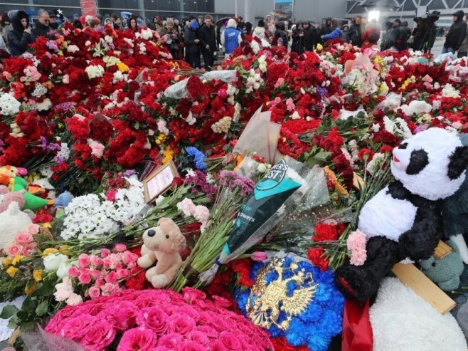 Цвијеће испред дворане у којој се десио терористички напад (Фото: EPA-EFE/MAXIM SHIPENKOV) - 
