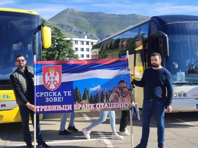Требињци организовано кренули на митинг подршке "Српска те зове" (ФОТО)