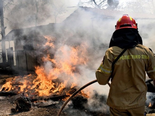 Пожар у Атини, пет ватрогасних возила на терену (ФОТО)