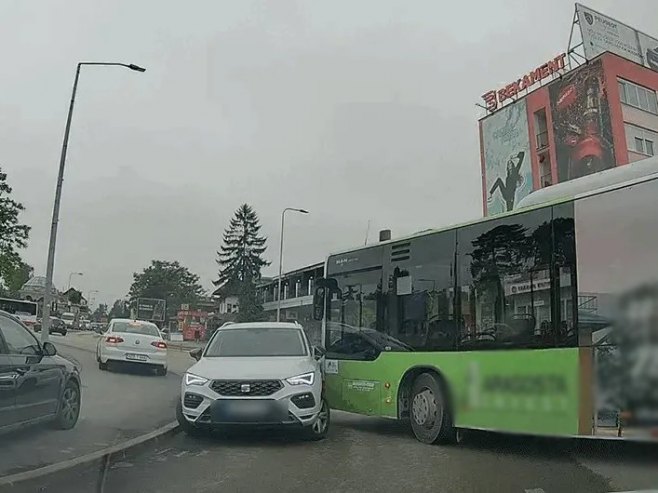 Судар аутомобила и аутобуса у кружном току у центру Бањалуке