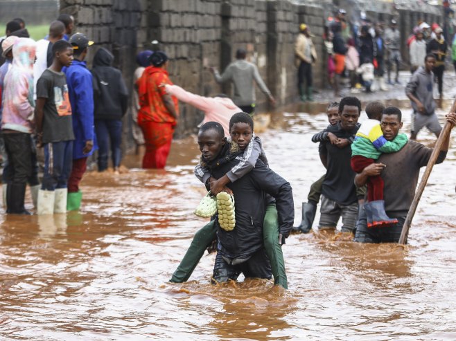 Најмање 20 особа погинуло у поплавама у Кенији (ВИДЕО)