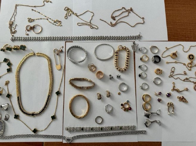 Цариници на Хоргошу заплијенили непријављен накит и сатове вриједне 357.000 евра