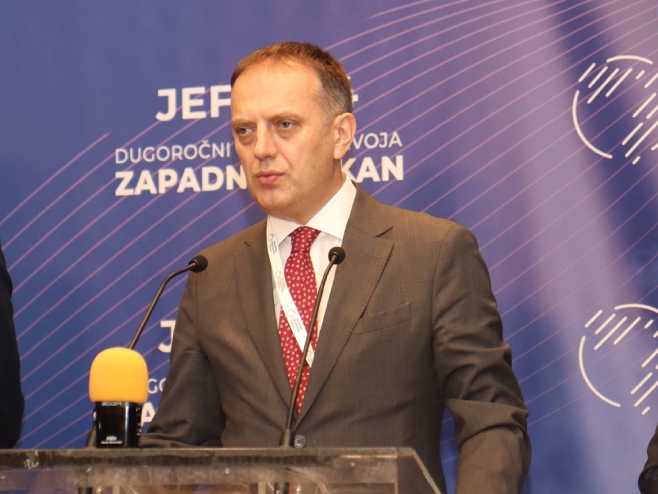 Рачић: Реструктурисати јавна предузећа, убрзати процедуре за дозволе странцима Рачић: Реструктурисати јавна предузећа, убрзати процедуре за дозволе странцима