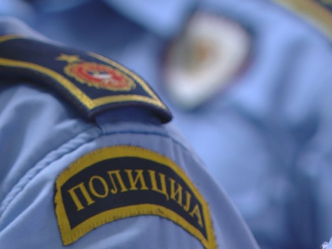 Ухапшена три лица, једно насрнуло на полицајца, одузета аутоматска пушка Ухапшена три лица, једно насрнуло на полицајца, одузета аутоматска пушка