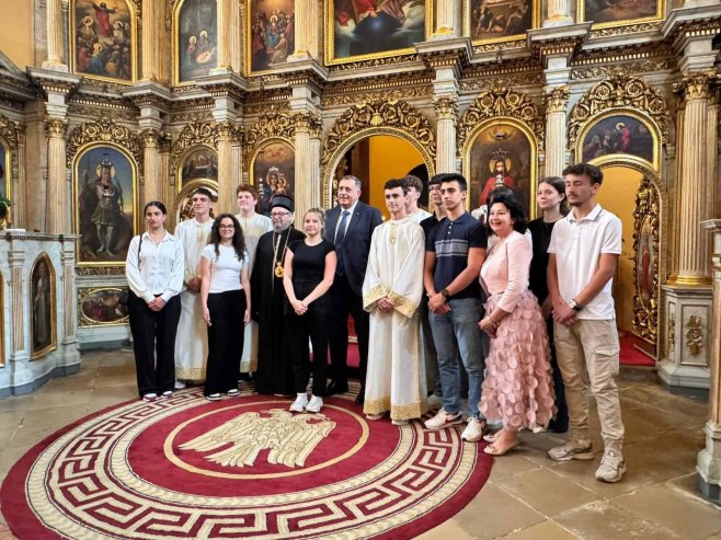 Додик посјетио дјецу која похађају српску школу у Будимпешти Додик посјетио дјецу која похађају српску школу у Будимпешти