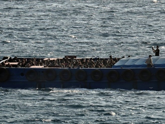 Мигранти (Фото: EPA/YANNIS KOLESIDIS) Мигранти (Фото: EPA/YANNIS KOLESIDIS) -