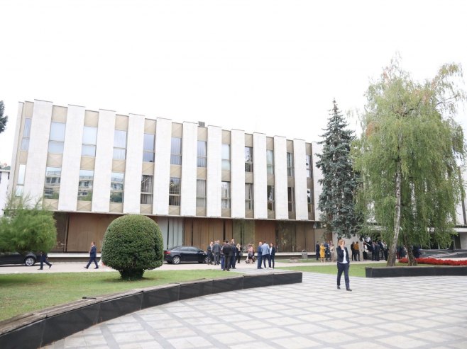 Испред НСРС Испред НСРС - Фото: ZIPAPHOTO/Borislav Zdrinja