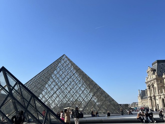 Лувр повећава цијене карата за туристе ван ЕУ за 45 одсто Лувр повећава цијене карата за туристе ван ЕУ за 45 одсто