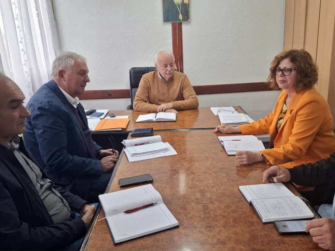 Сенка Јујић разговарала са руководством општине Крупа на Уни Сенка Јујић разговарала са руководством општине Крупа на Уни - Фото: СРНА