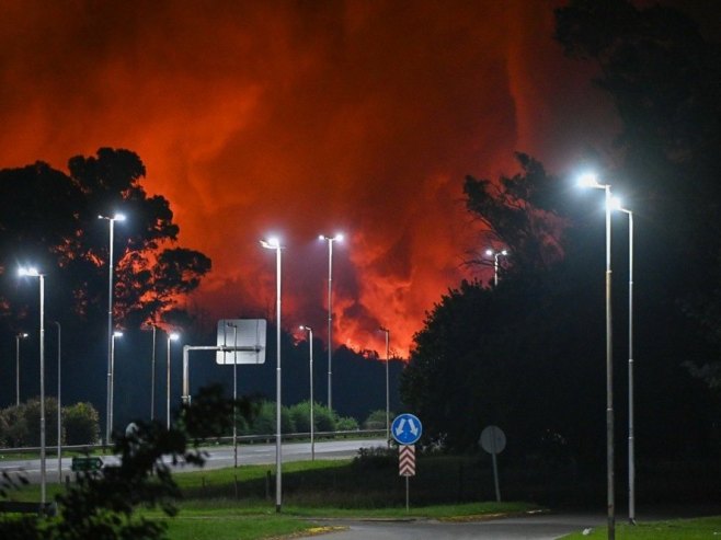 Експлозија у индустријском парку, Буенос Аирес (фото: EPA/Stringer) Експлозија у индустријском парку, Буенос Аирес (фото: EPA/Stringer) -
