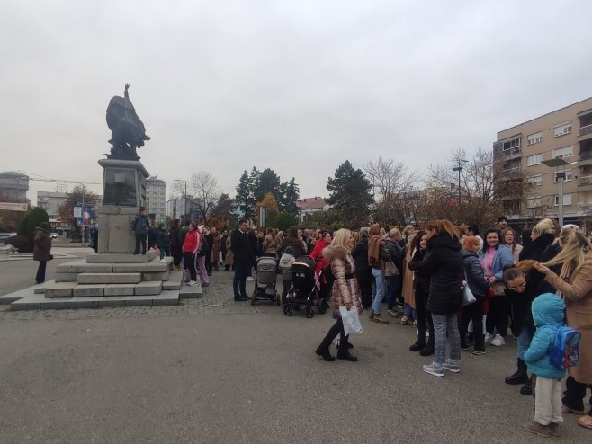 Бијељина, протест родитеља Бијељина, протест родитеља - Фото: РТРС