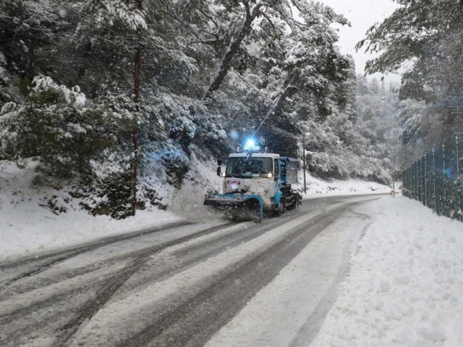 Француска снијег (фото: EPA/SEBASTIEN NOGIER) Француска снијег (фото: EPA/SEBASTIEN NOGIER) -