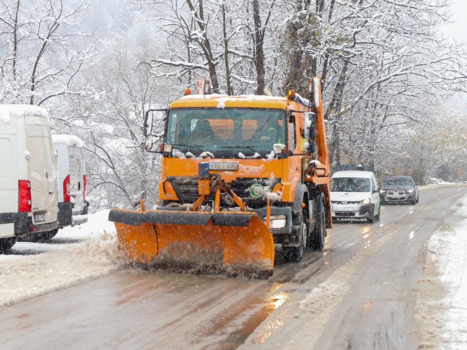 Чишћење снијега Чишћење снијега - Фото: СРНА