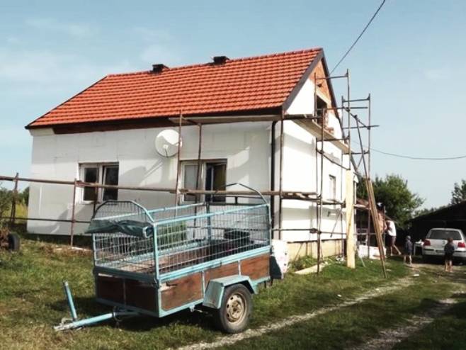 Захваљујући хуманости и помоћи породица Раковић из Машића уселила се у реновирану кућу (ВИДЕО) Захваљујући хуманости и помоћи породица Раковић из Машића уселила се у реновирану кућу (ВИДЕО)