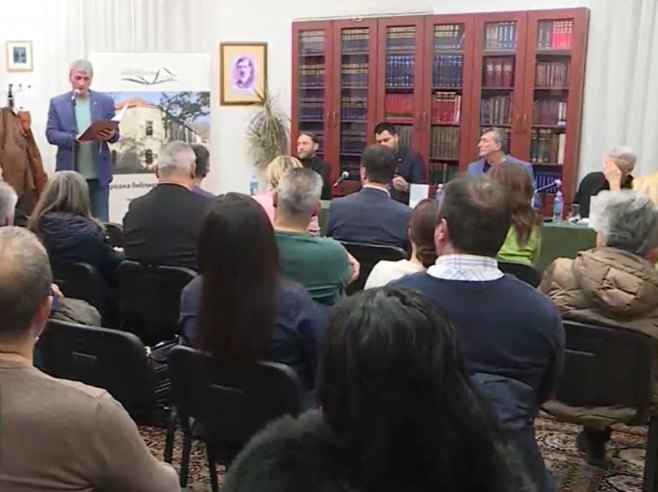 У Требињу представљена збирка поезије "Хероји без адресе" (ВИДЕО) У Требињу представљена збирка поезије "Хероји без адресе" (ВИДЕО)