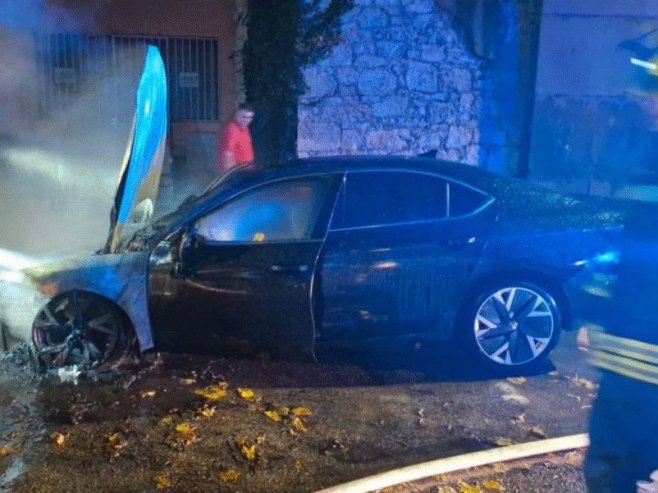 Мостар - запаљено службено возило градоначелника Марија Кордића Мостар - запаљено службено возило градоначелника Марија Кордића - Фото: СРНА