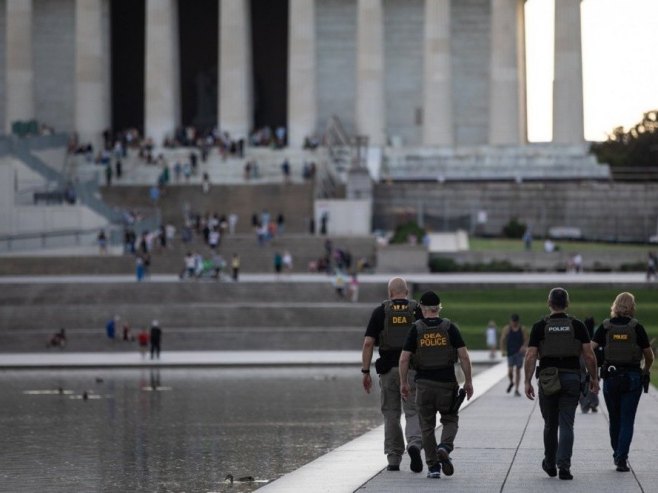 Федерални агенти, Вашингтон (фото: EPA/ANNA ROSE LAYDEN) Федерални агенти, Вашингтон (фото: EPA/ANNA ROSE LAYDEN) -